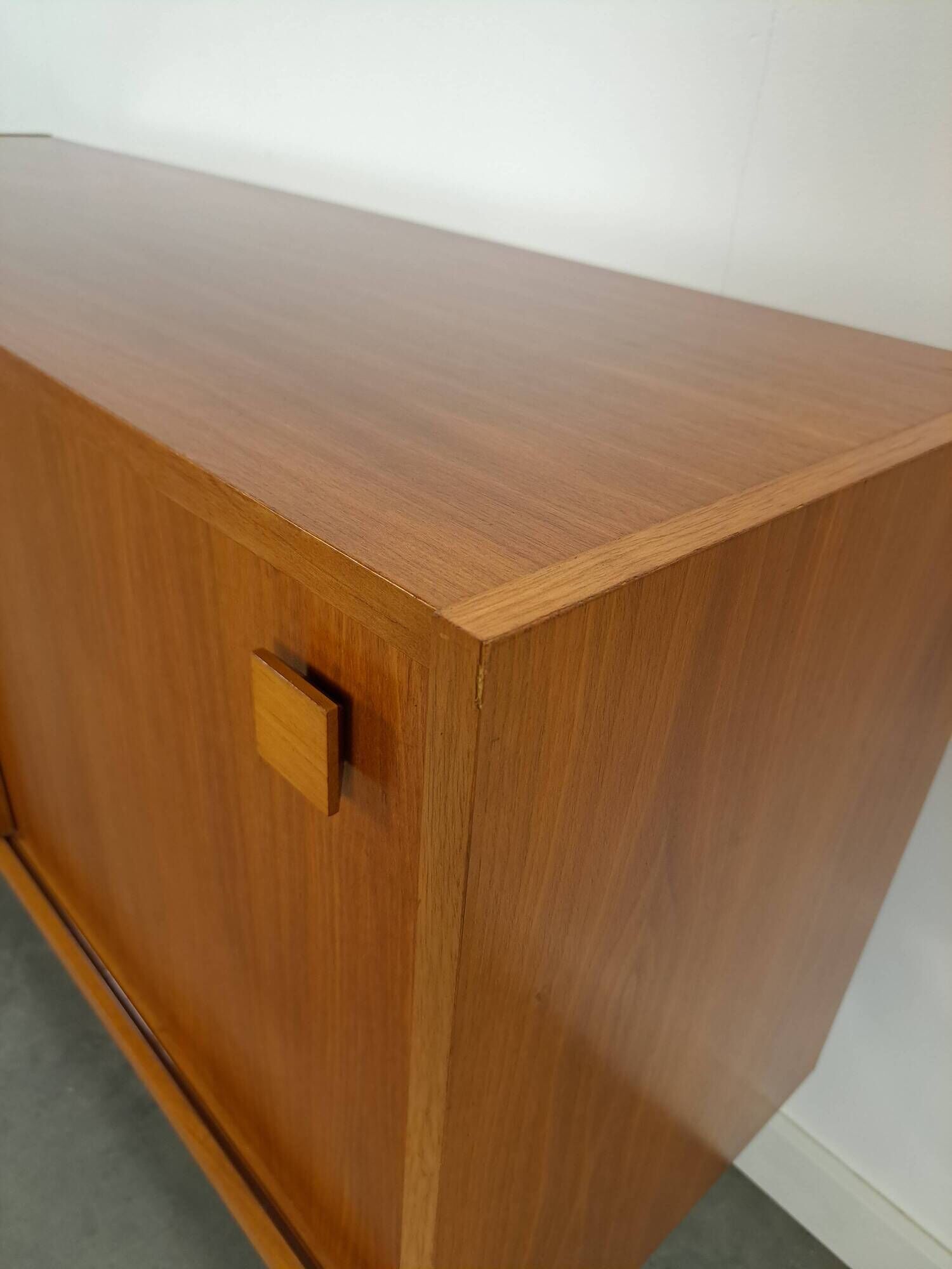Dressoir vintage plus raffiné avec vierkante grepen et schuine poten