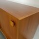 Dressoir vintage plus raffiné avec vierkante grepen et schuine poten