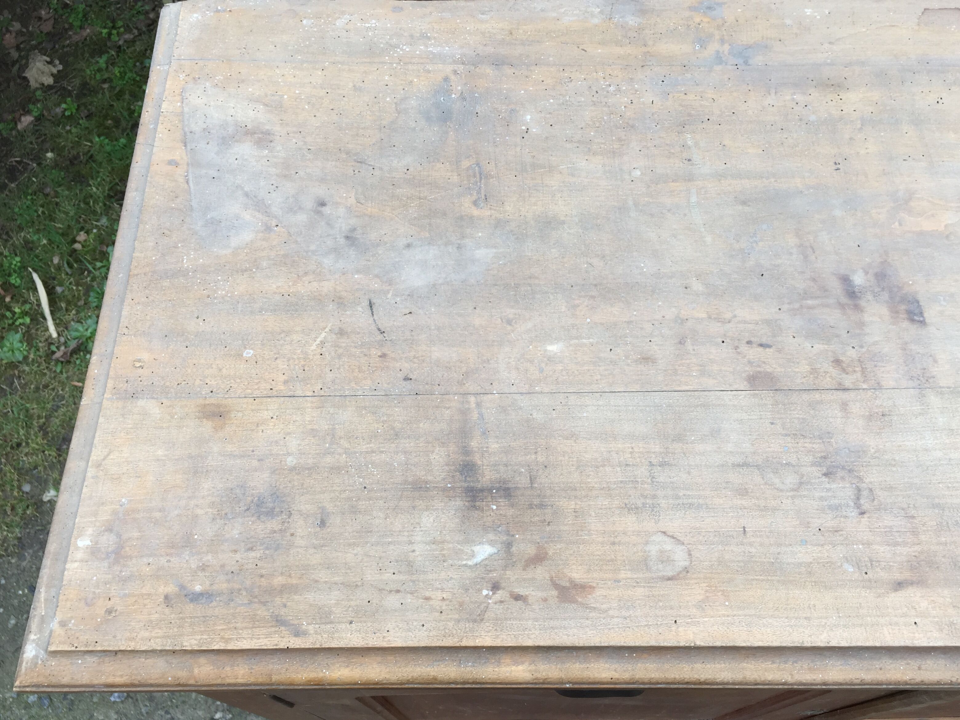 Buffet vintage parisien en bois de peuplier à 2 portes et 2 tiroirs.