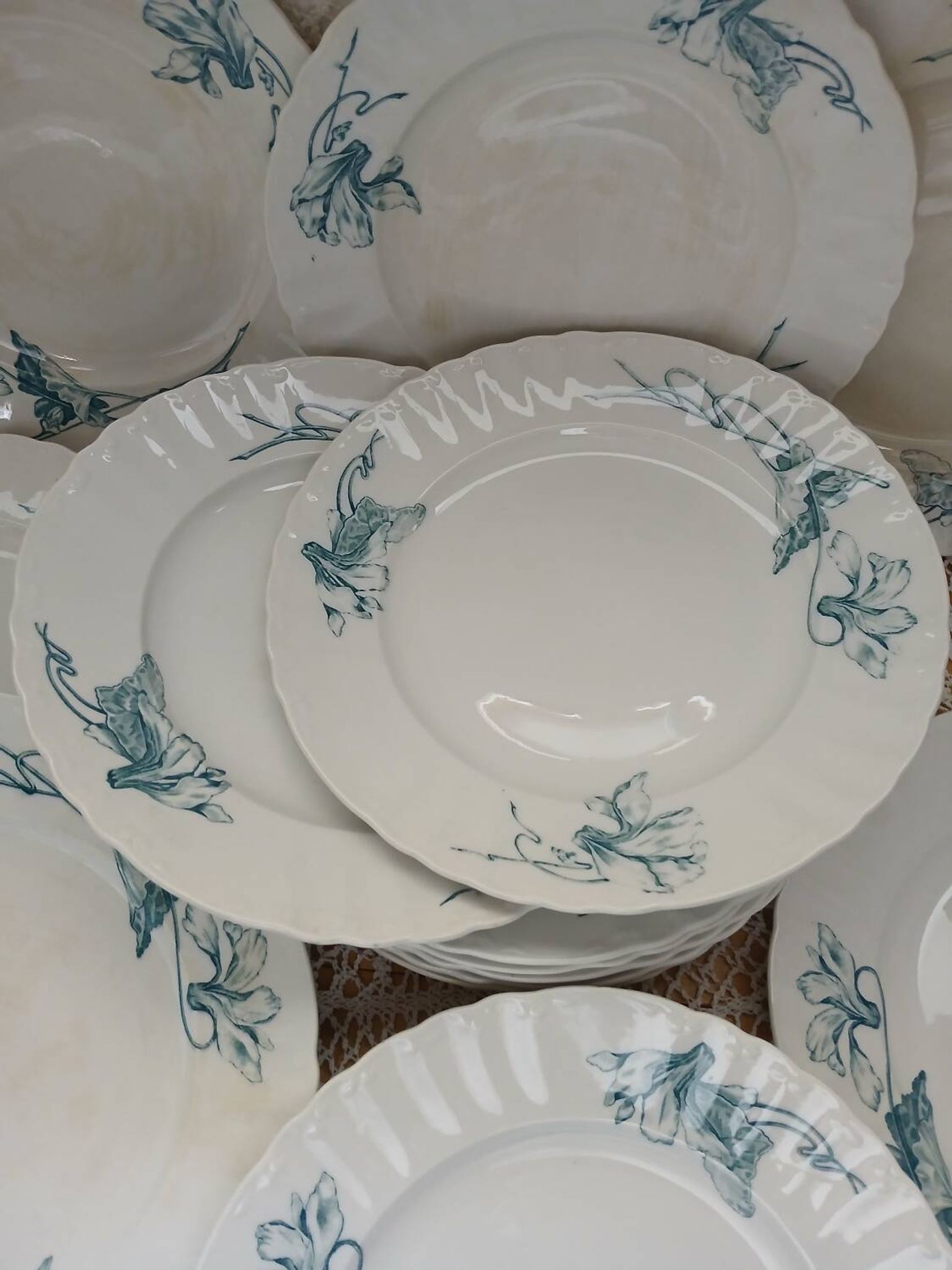 12 assiettes plates anciennes en Terre de fer 