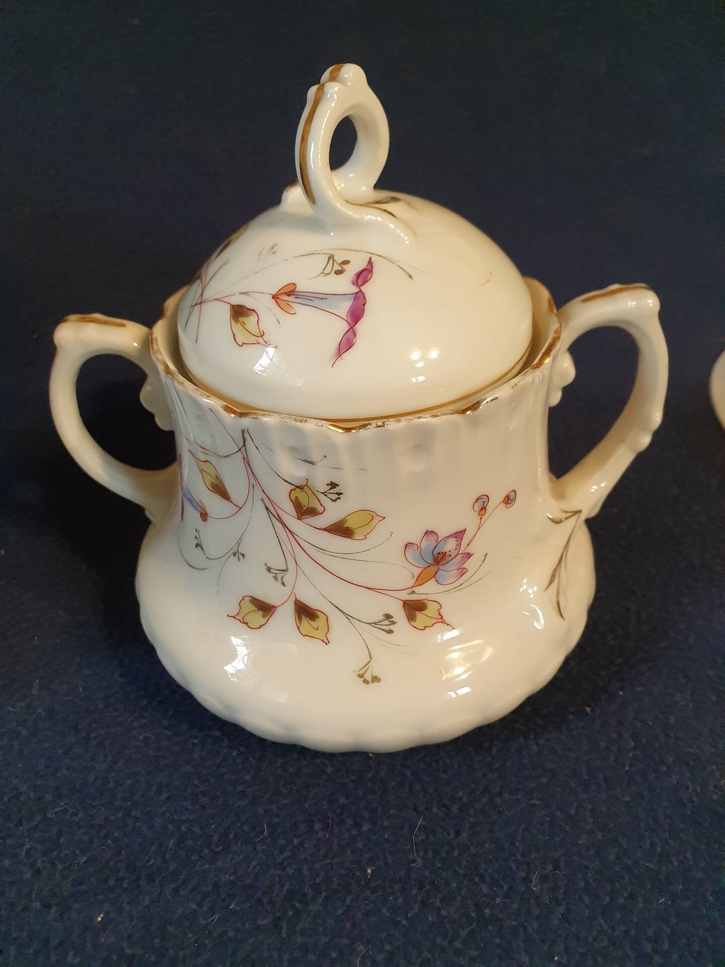 Beautiful sugar bowl in fine Limoges porcelain from the late 19th to early 20th century.