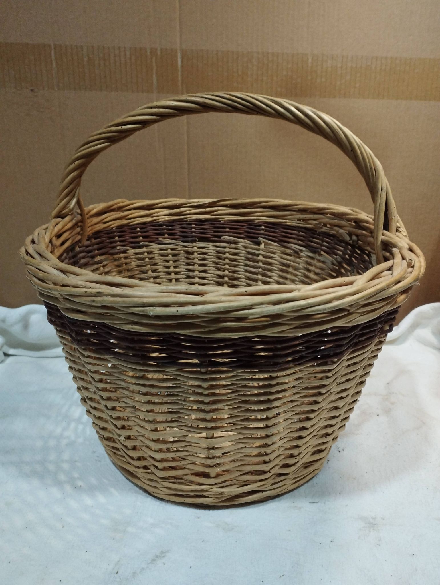 Ancien panier en osier bi couleur