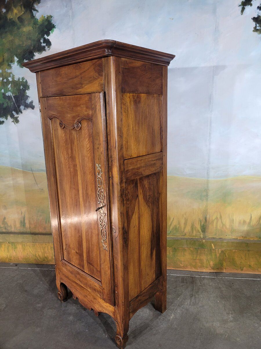 Small walnut bonnetière from the early 19th century.