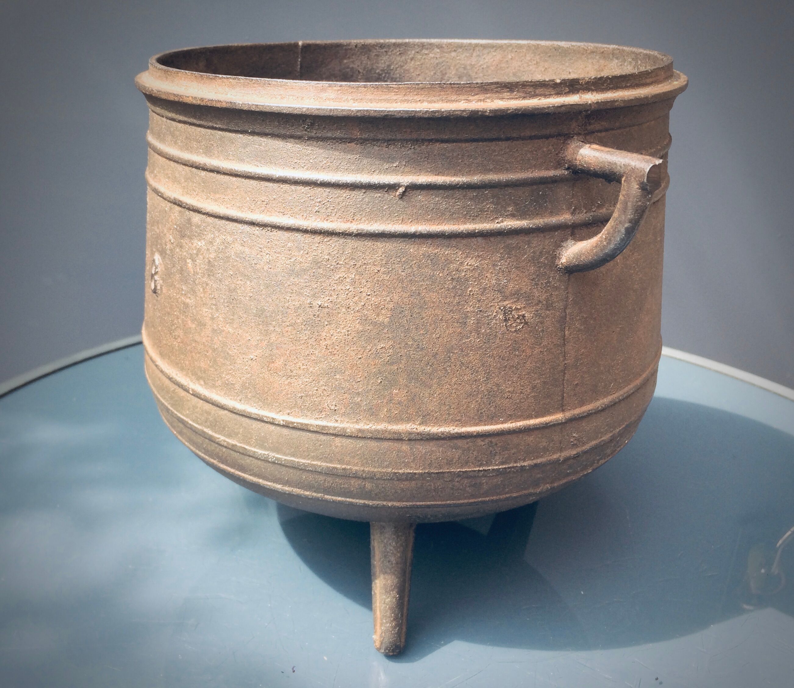 Cast-foot and cast-iron cauldron