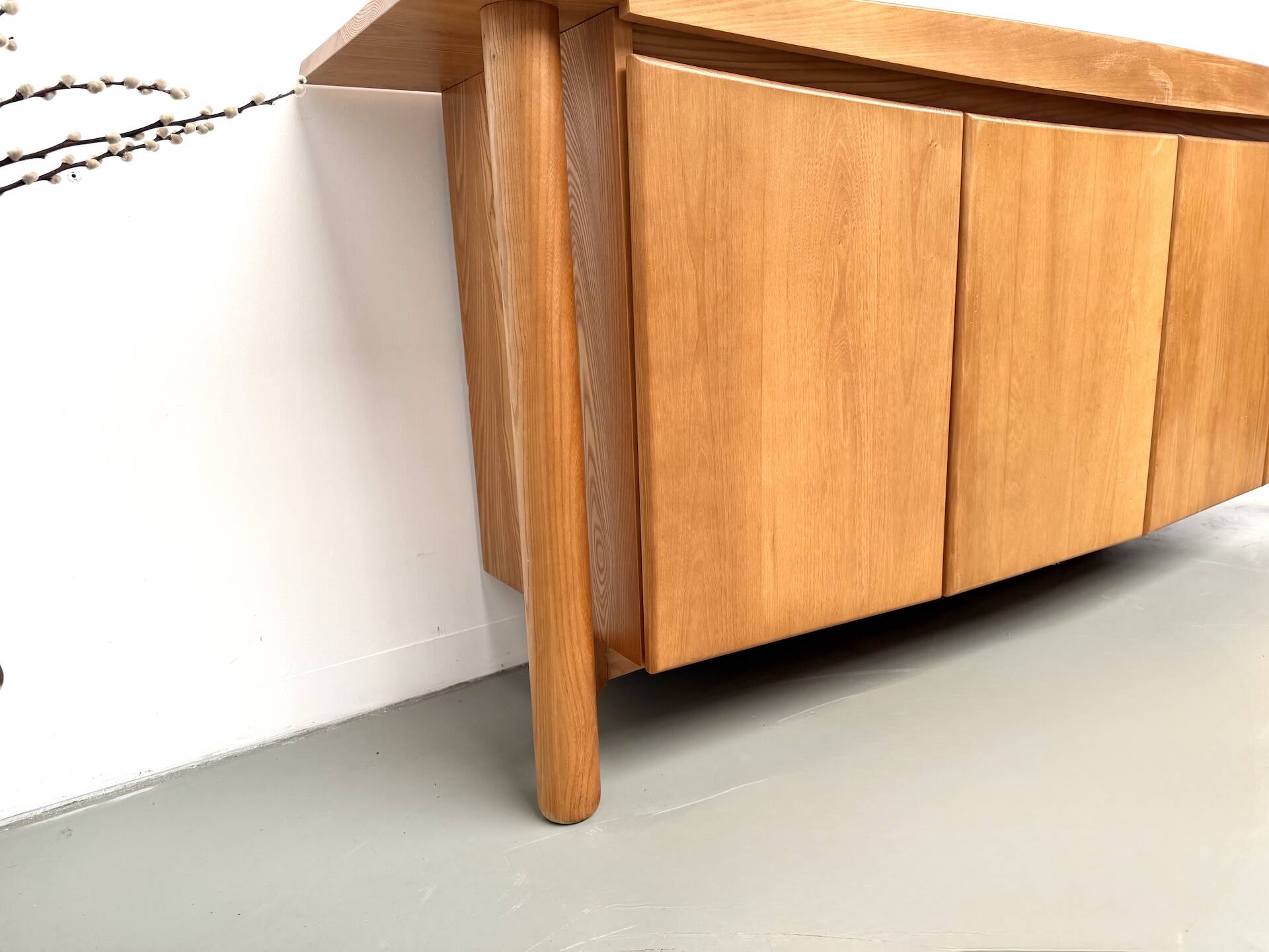 Enfilade galbée Maison Regain en orme massif, 1970