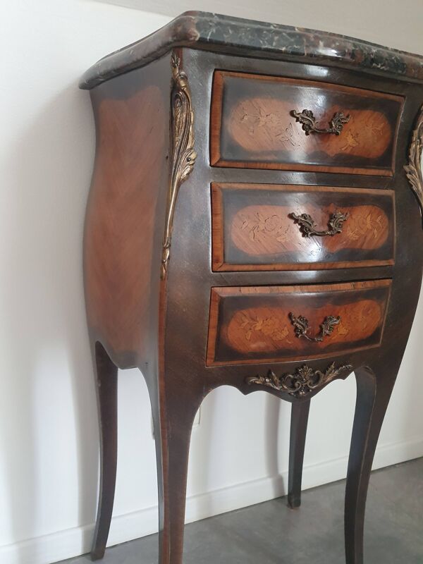 Chevet ancien marqueté, plateau en marbre