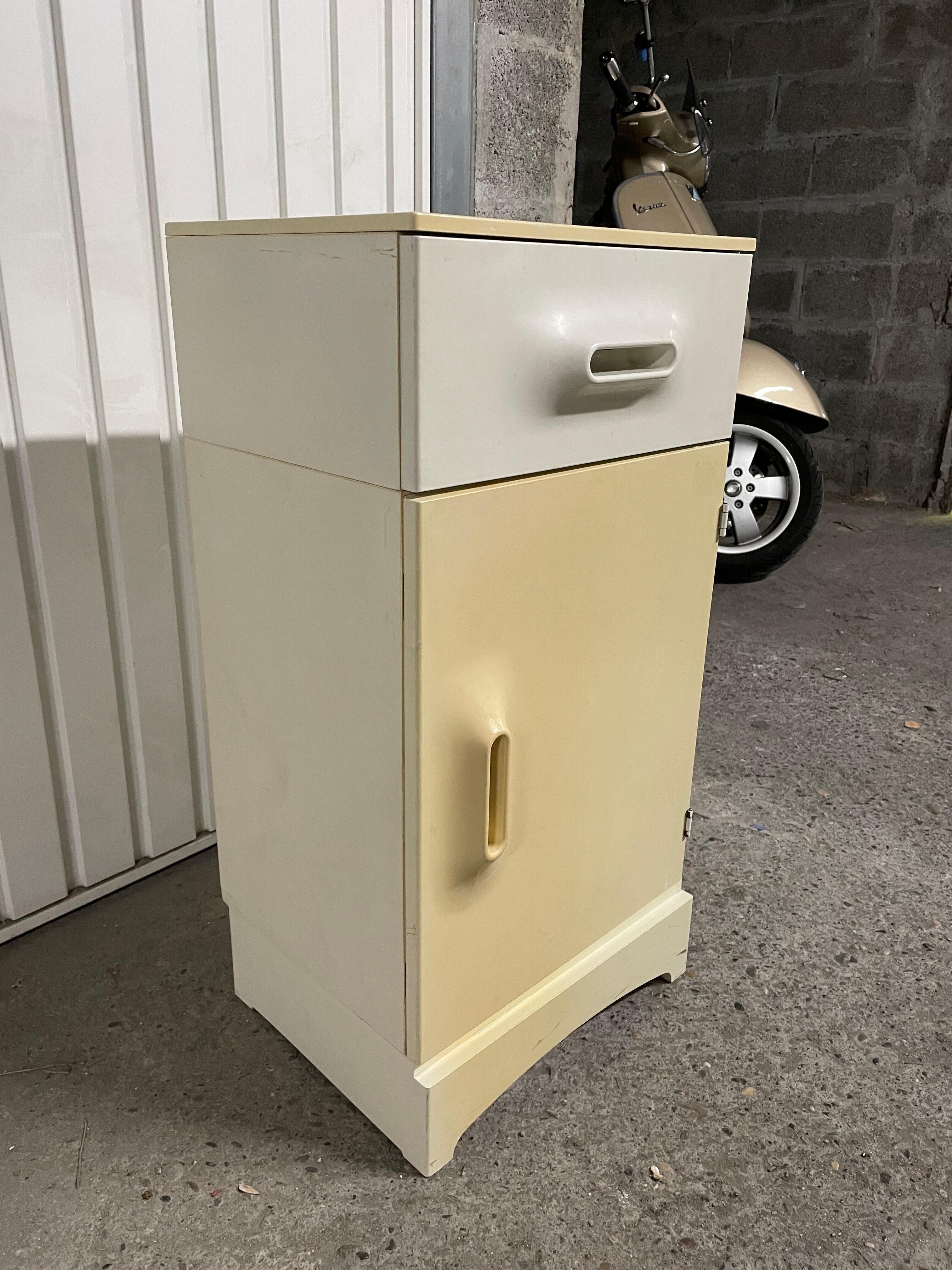 Chevet distribué par Prisunic