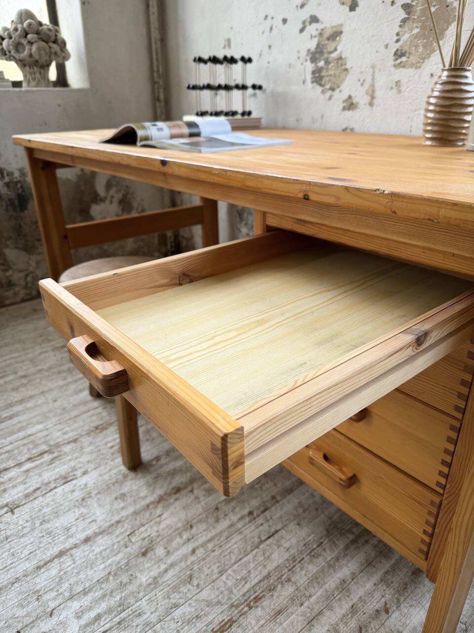 Bureau pin suédois style aperldoon 1970