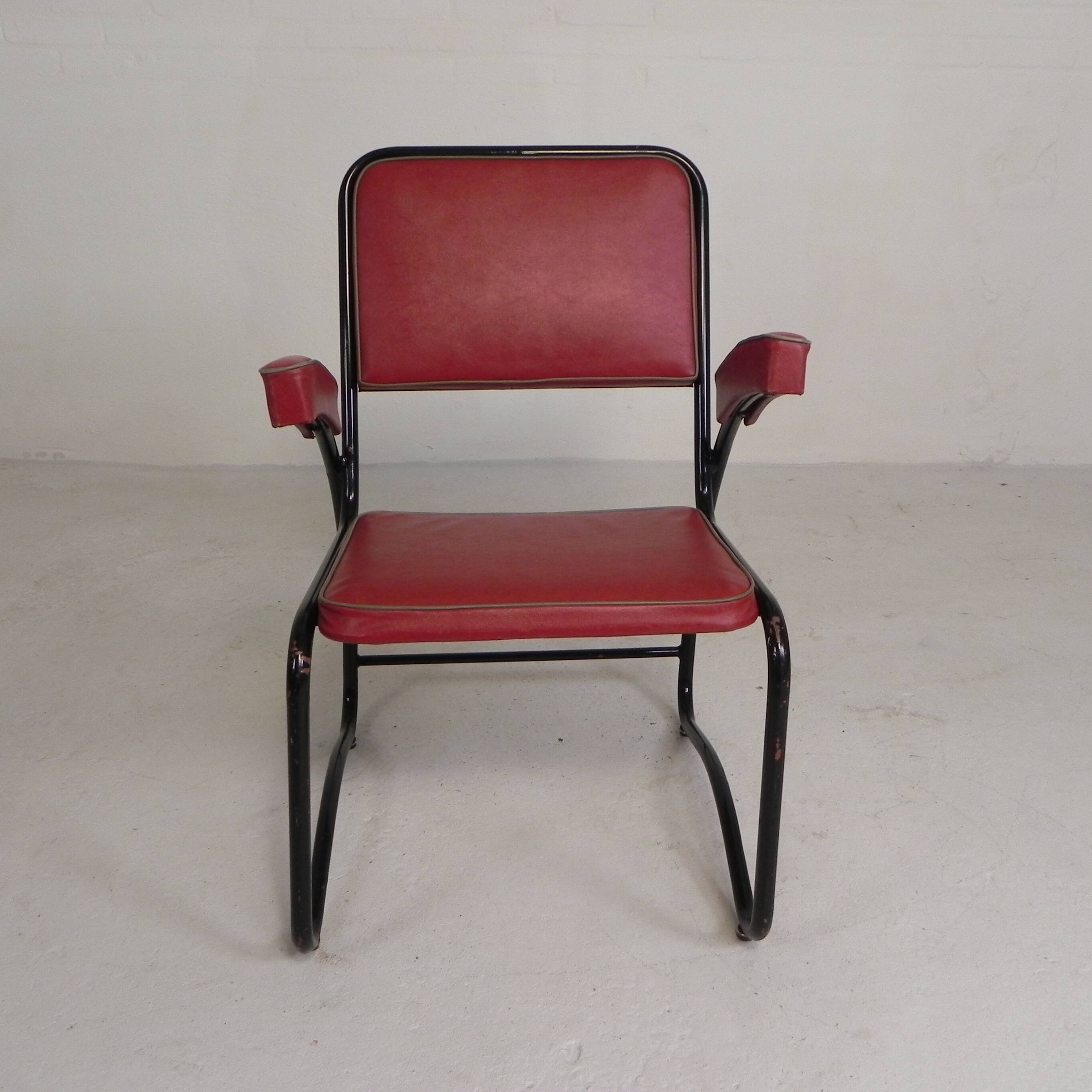Set of 4 armchairs and a coffee table with tubular structure in Bauhaus style, 1950s.