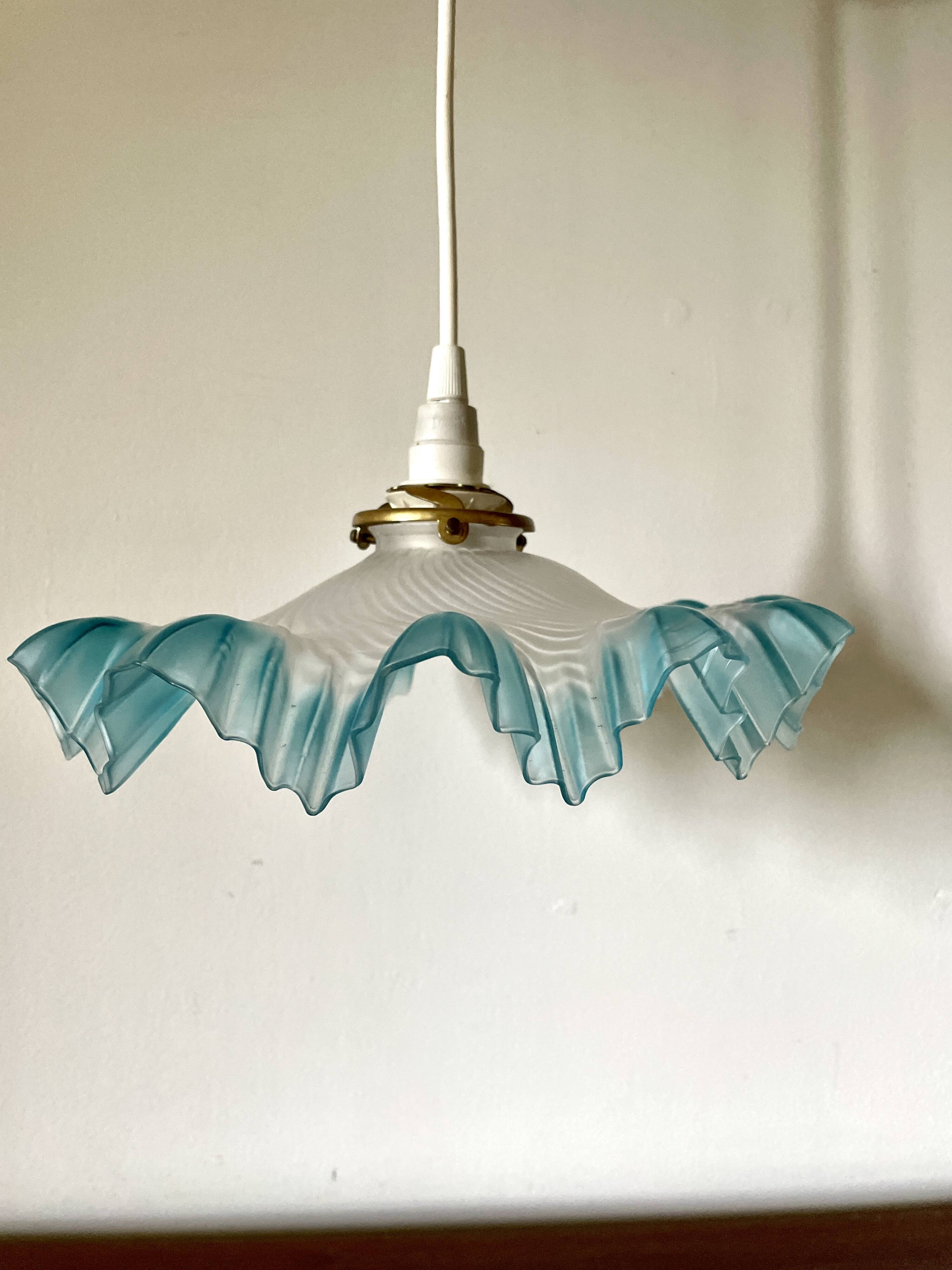 Suspension drapée bleue