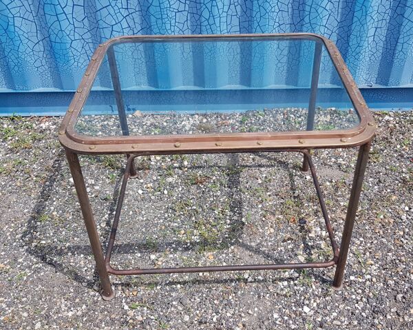 Table avec ancien hublot de bateau en  laiton avec piètement en fer / 100 x 85 x 76 cm
