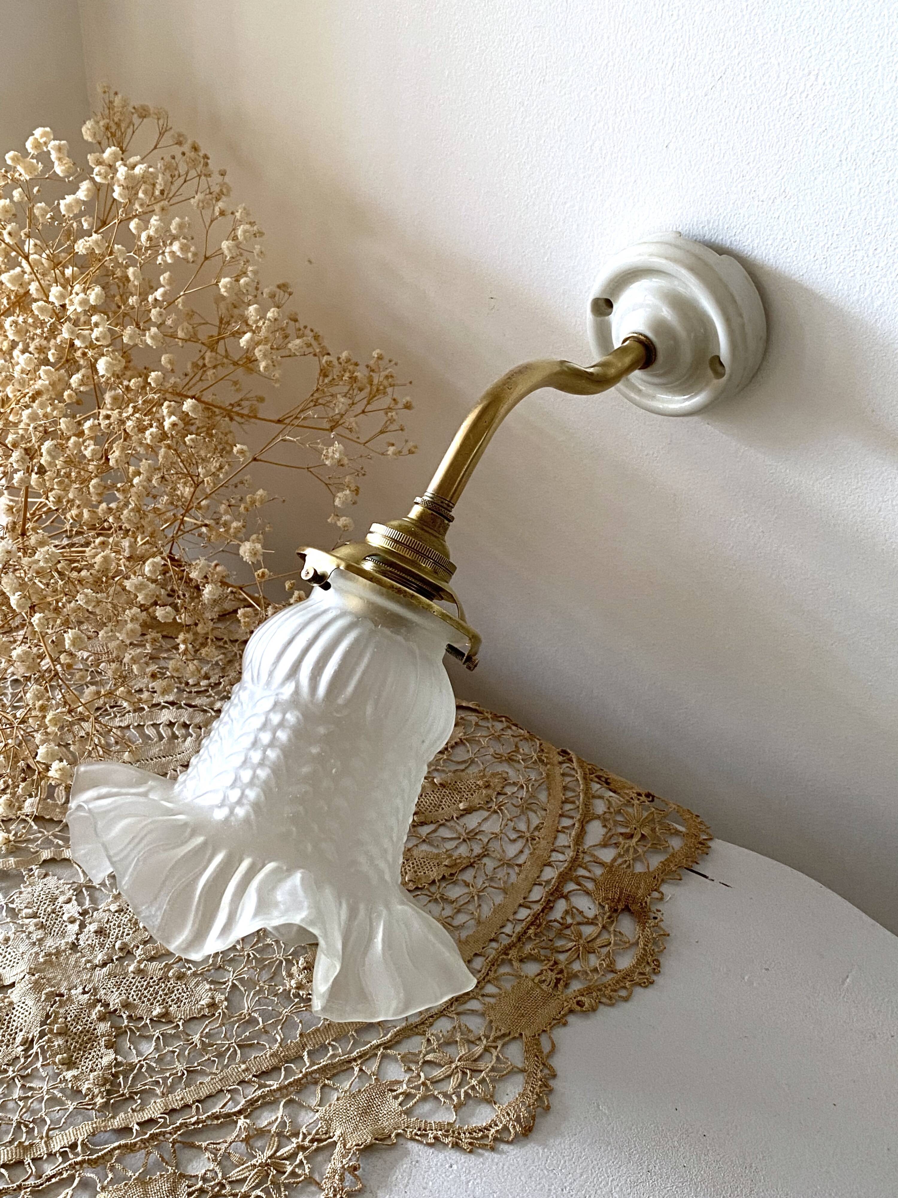 Tulip-shaped swan neck wall light in brass