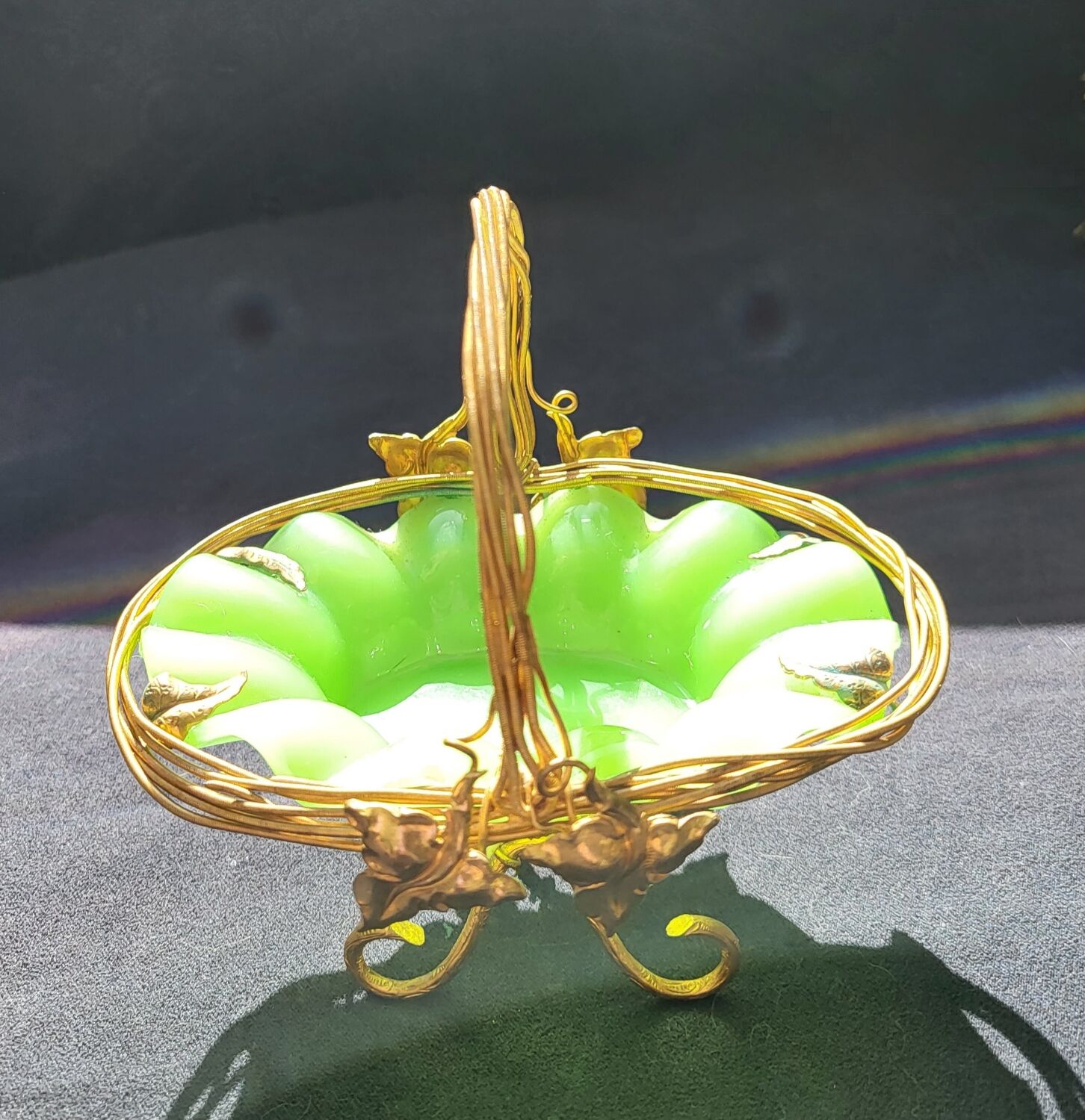 Empty pocket basket in green opaline (uranium/uraline)