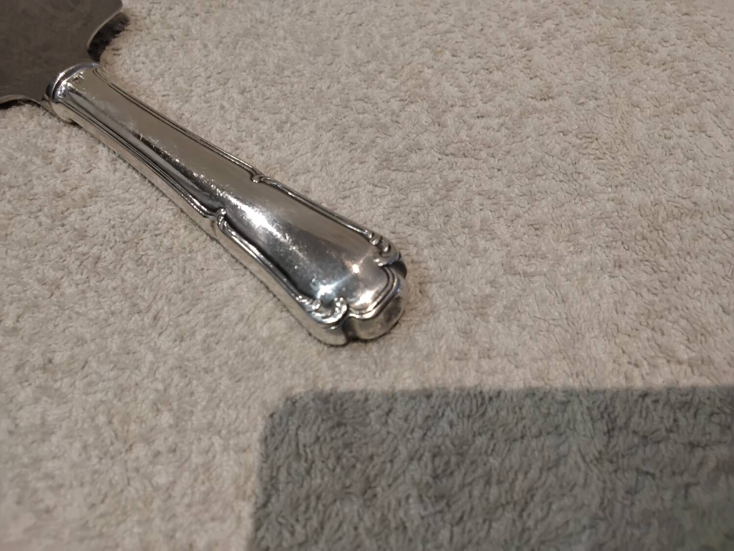 Silver-plated metal pie server with cutting handle, by the silversmith Ercuis Valencay