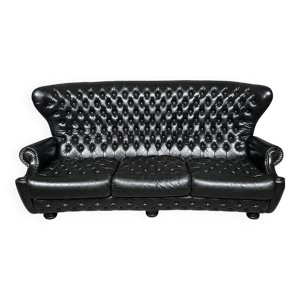 Canapé Chesterfield.