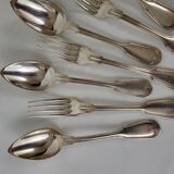 12 couverts en métal argenté modèle au filet