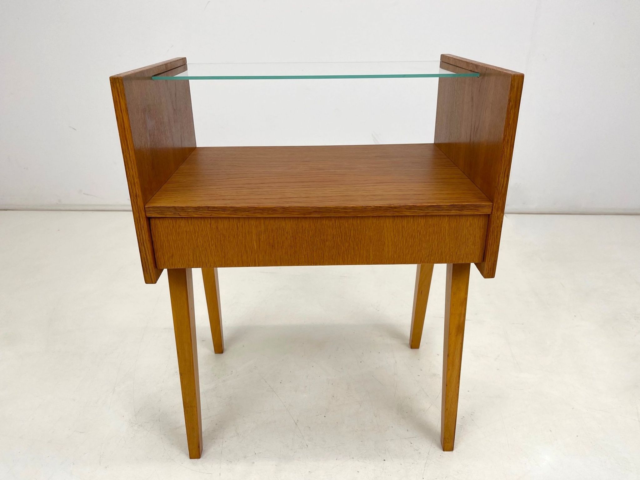 Table d'appoint ou table de nuit des années 1960 par Arch. František Jirak