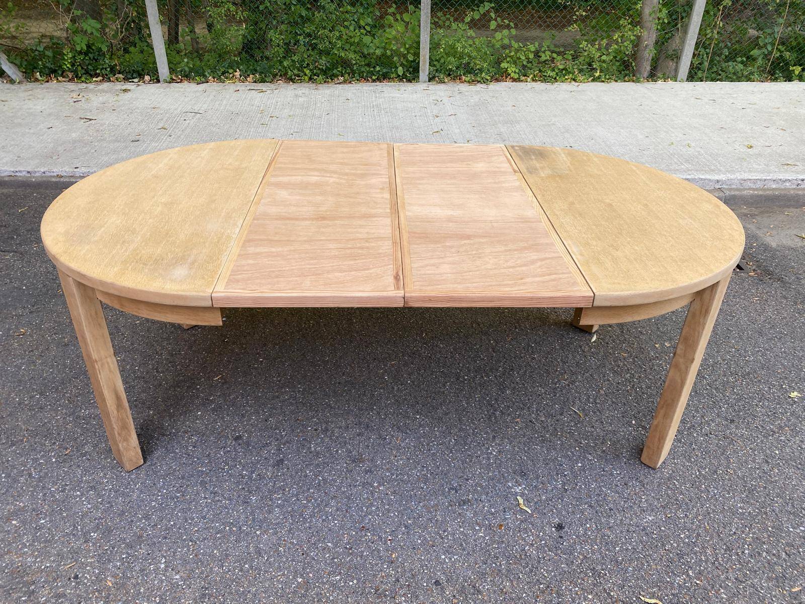 Table à manger scandinave ronde extensible décapée en chêne brut 1980