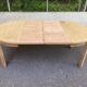 Table à manger scandinave ronde extensible décapée en chêne brut 1980