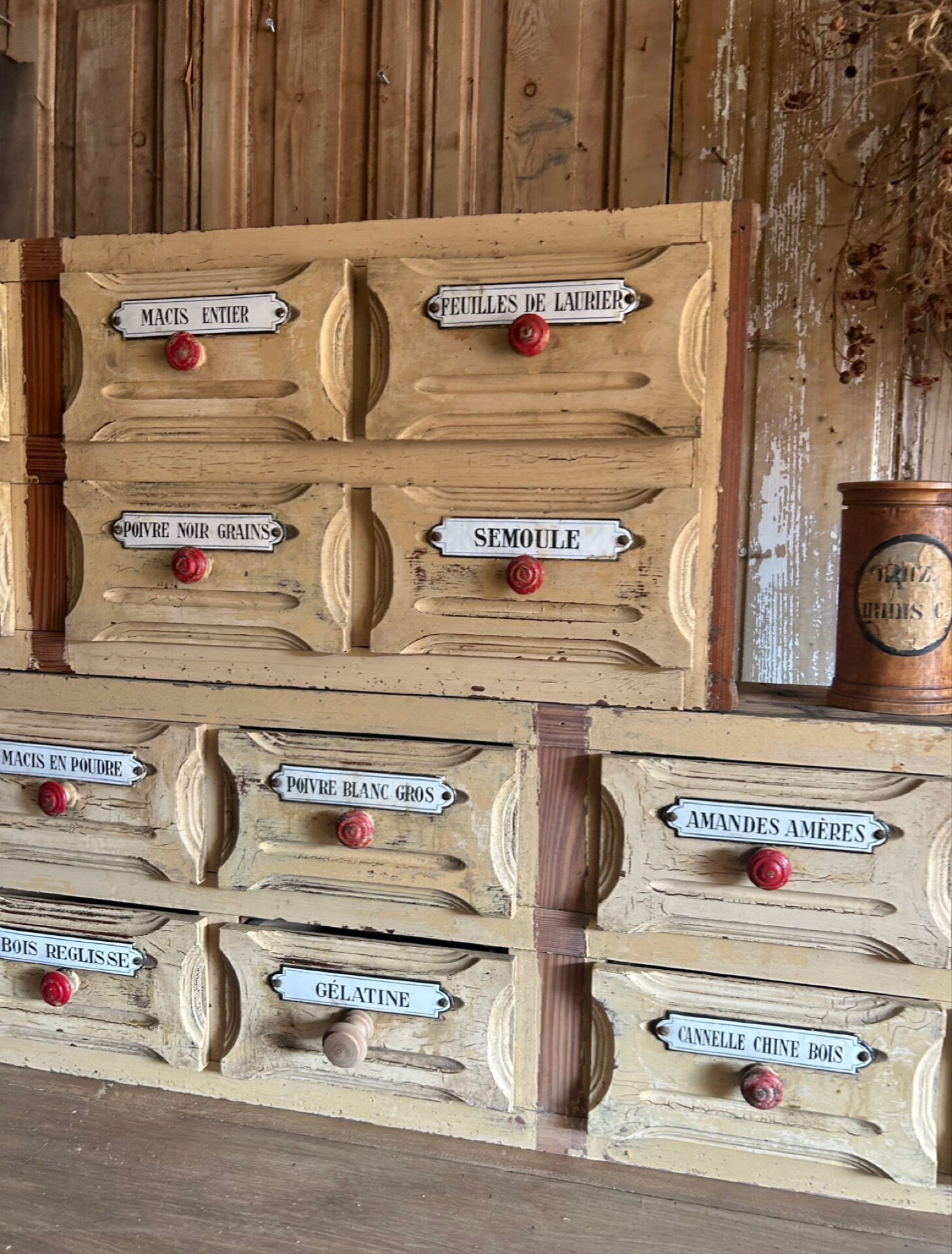 Exceptionnel Meuble D’épicerie Ancien À Plaques Émaillées D’origine