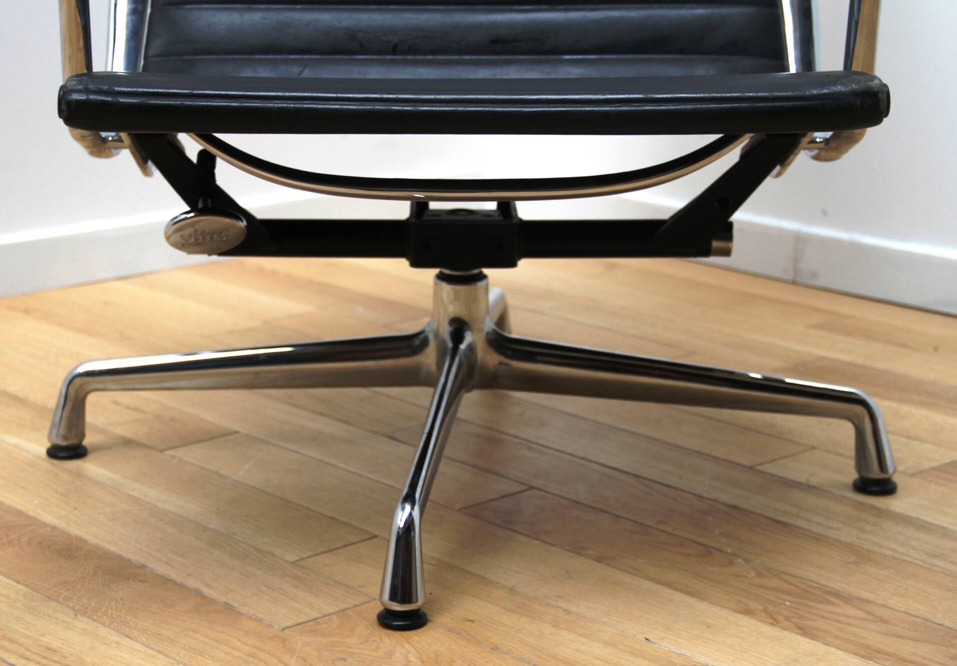 EA124 office chair, Charles & Ray Eames