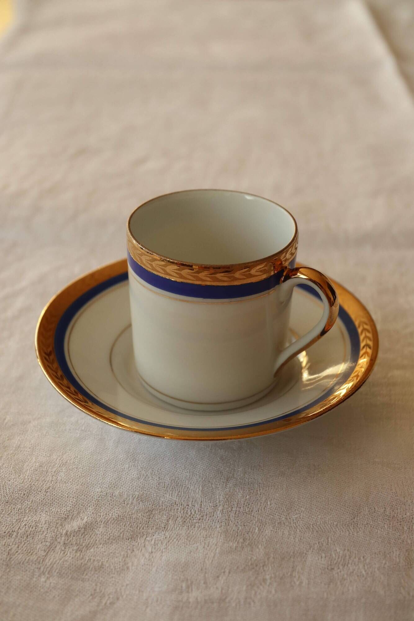 6 coffee cups + saucers in Gien porcelain – Empire style, gold trim