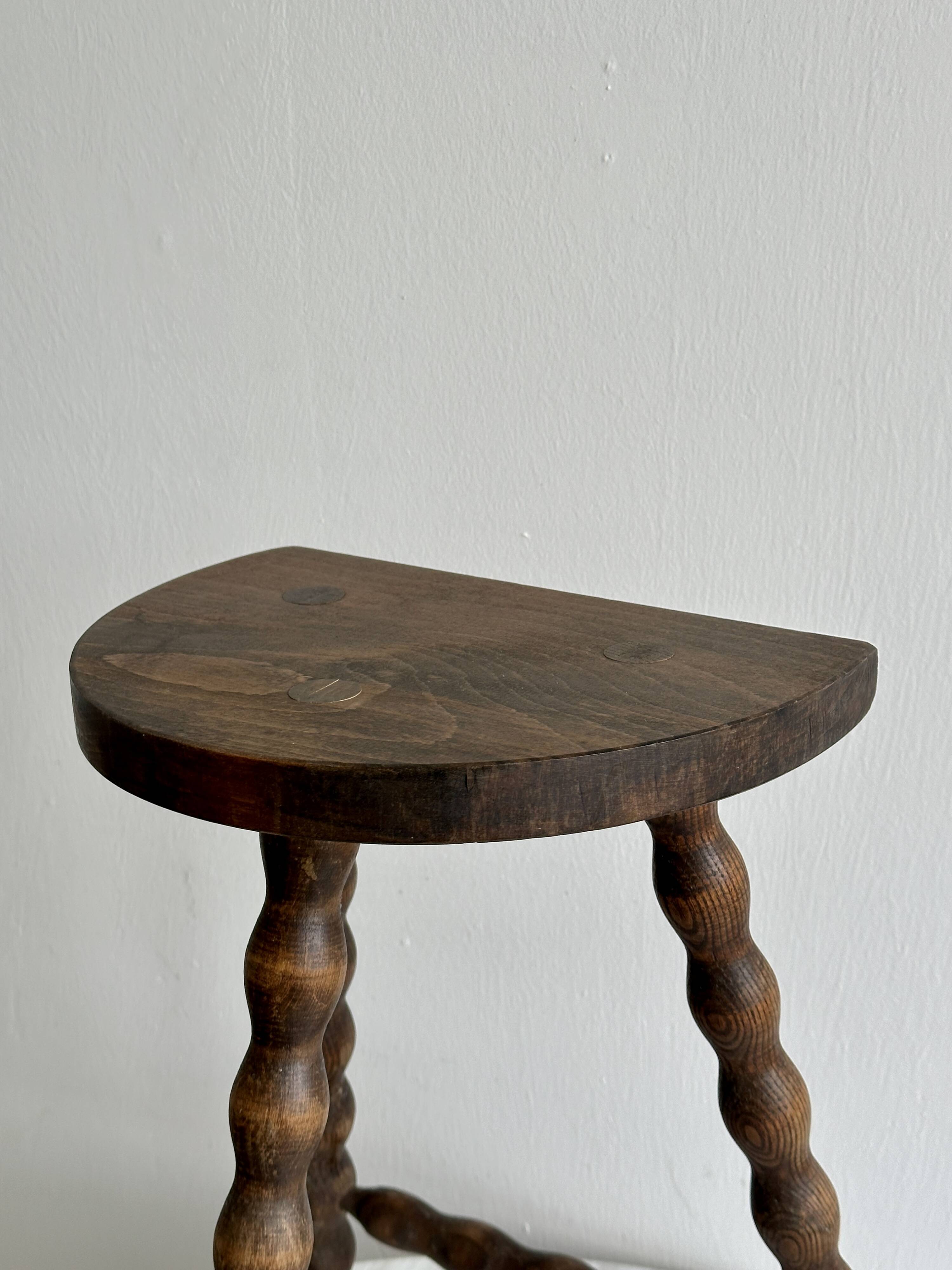 Tabouret ancien tripode en bois sculpté torsadé