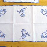 Nappe à thé et ses 6 serviettes brodées mains