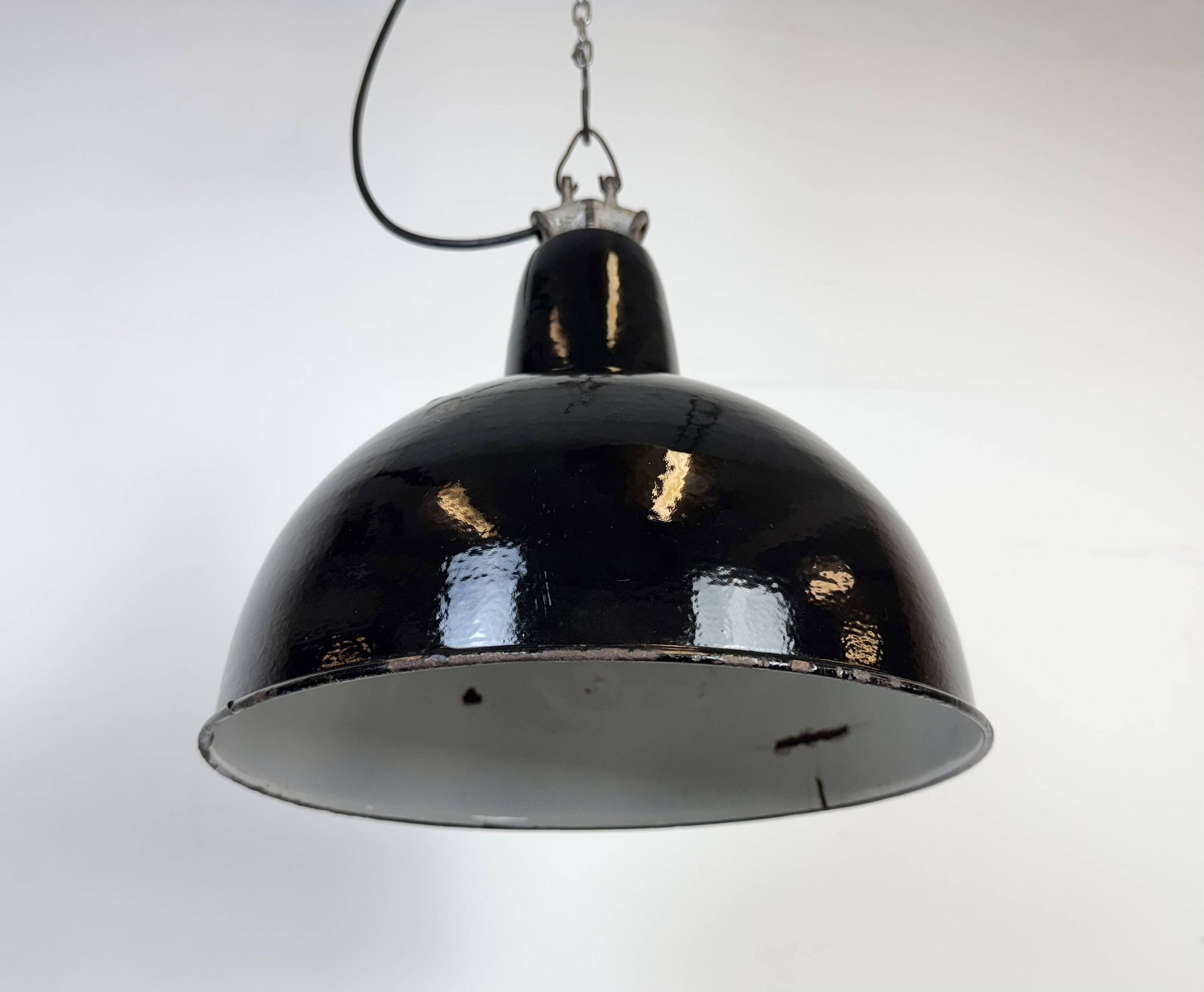 Lampe d'usine industrielle en émail noir avec dessus en fonte, années 1950