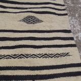 Tapis beige et noir traditionnel tissé à la main