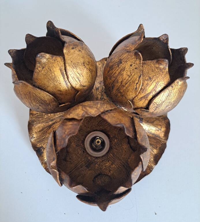 Gold flower-shaped wall lamp