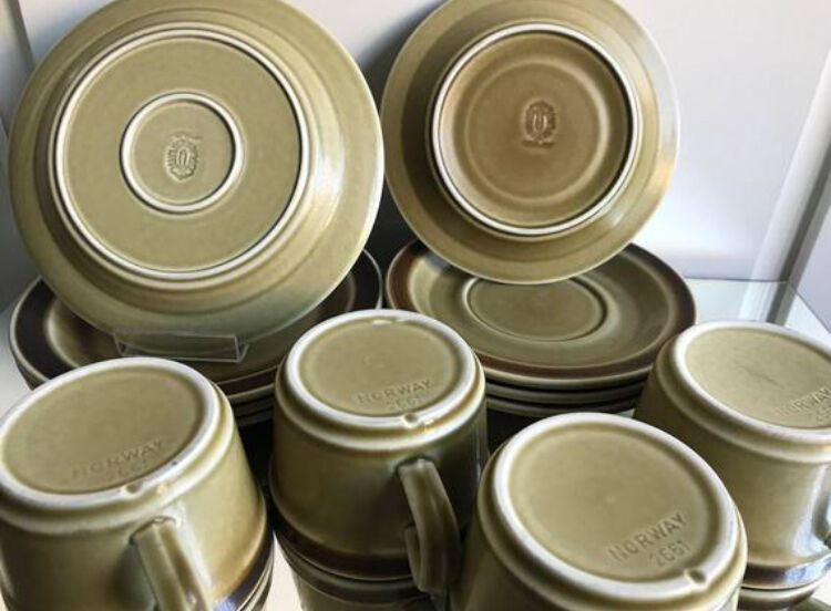 Set de 4 assiettes, soucoupes, tasses Stavangerflint en grès fin