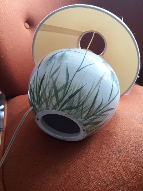 Lampe ancienne en céramique au décor floral