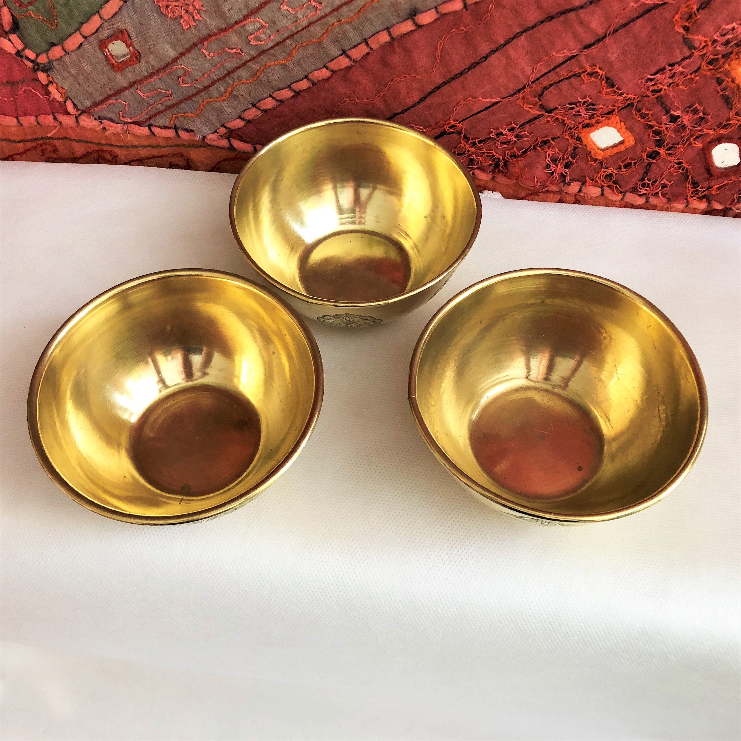 Set of 3 bowls in orient chiseled brass