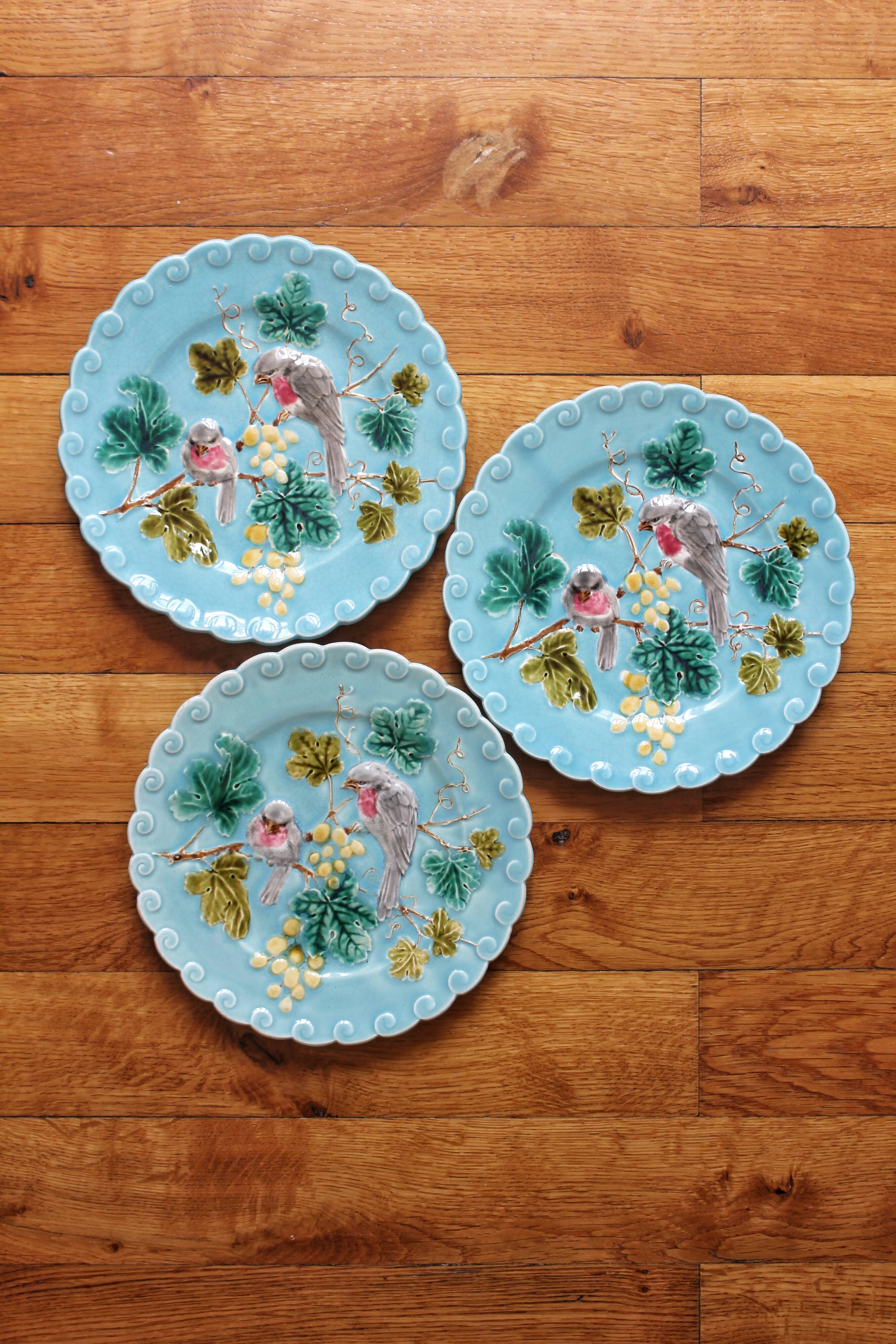 3 assiettes en barbotine bleues décor oiseaux Sarreguemines