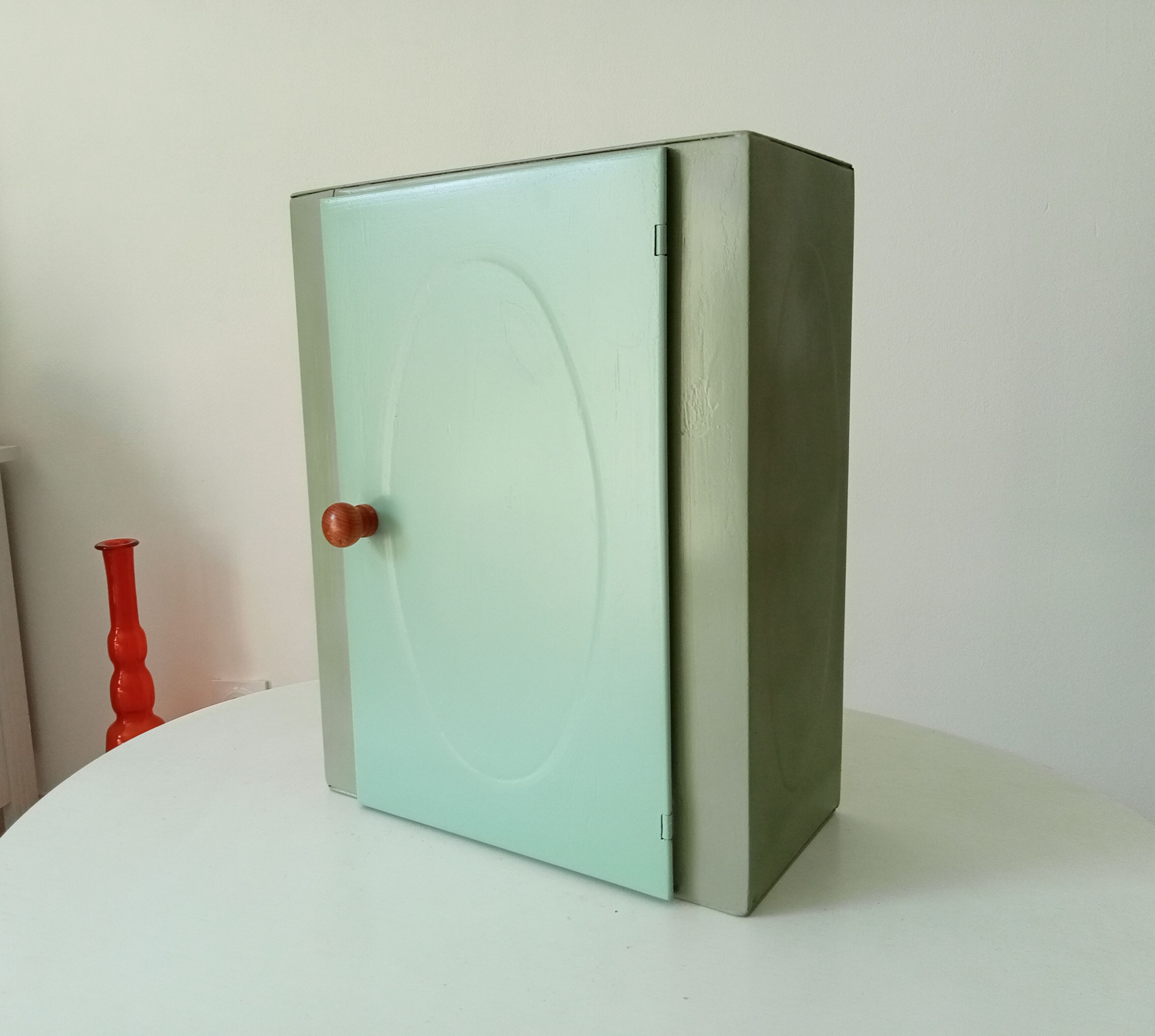 Vintage metal medicine cabinet 60s/70s