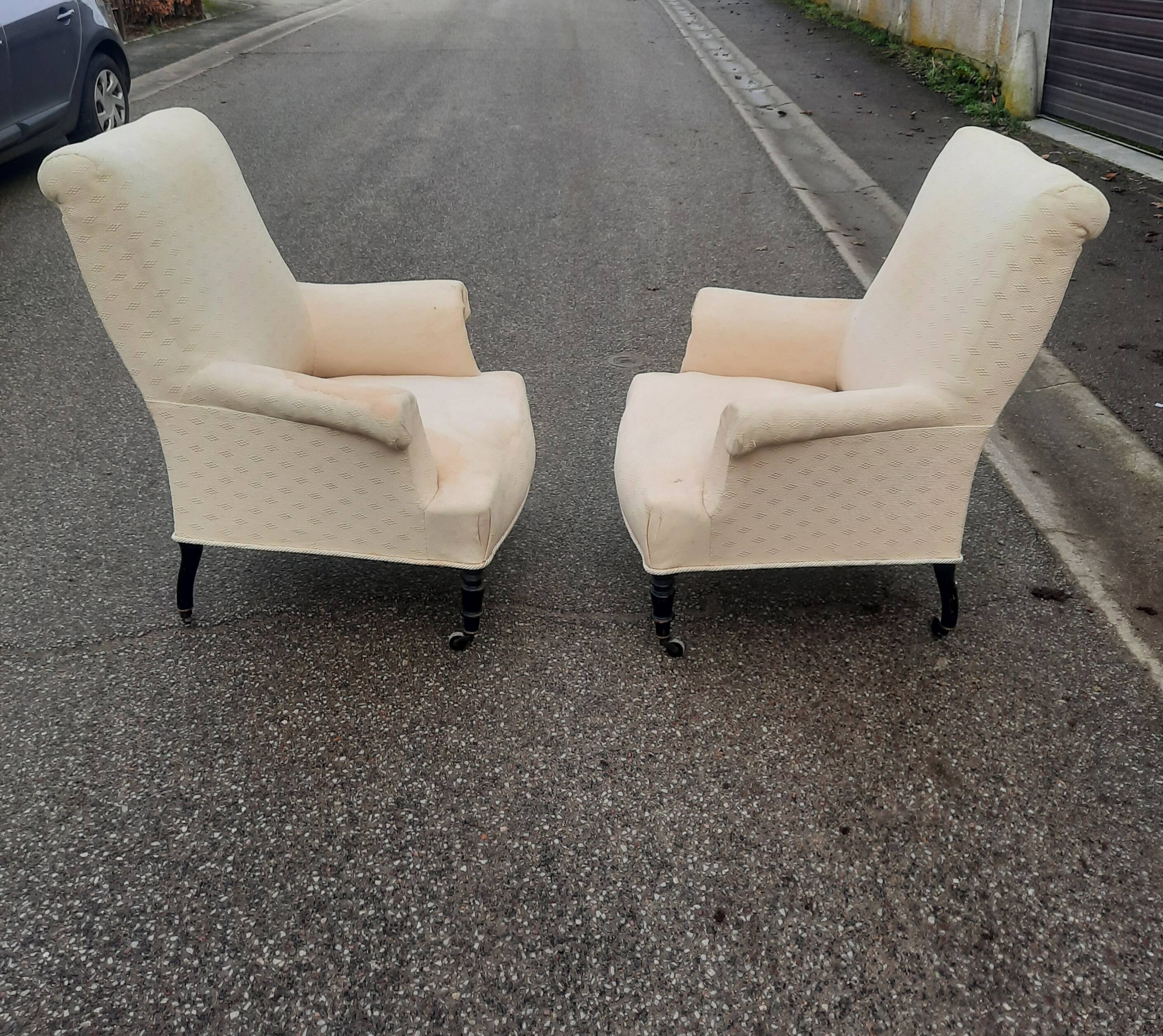 Paire de fauteuils en tissu écru et bois