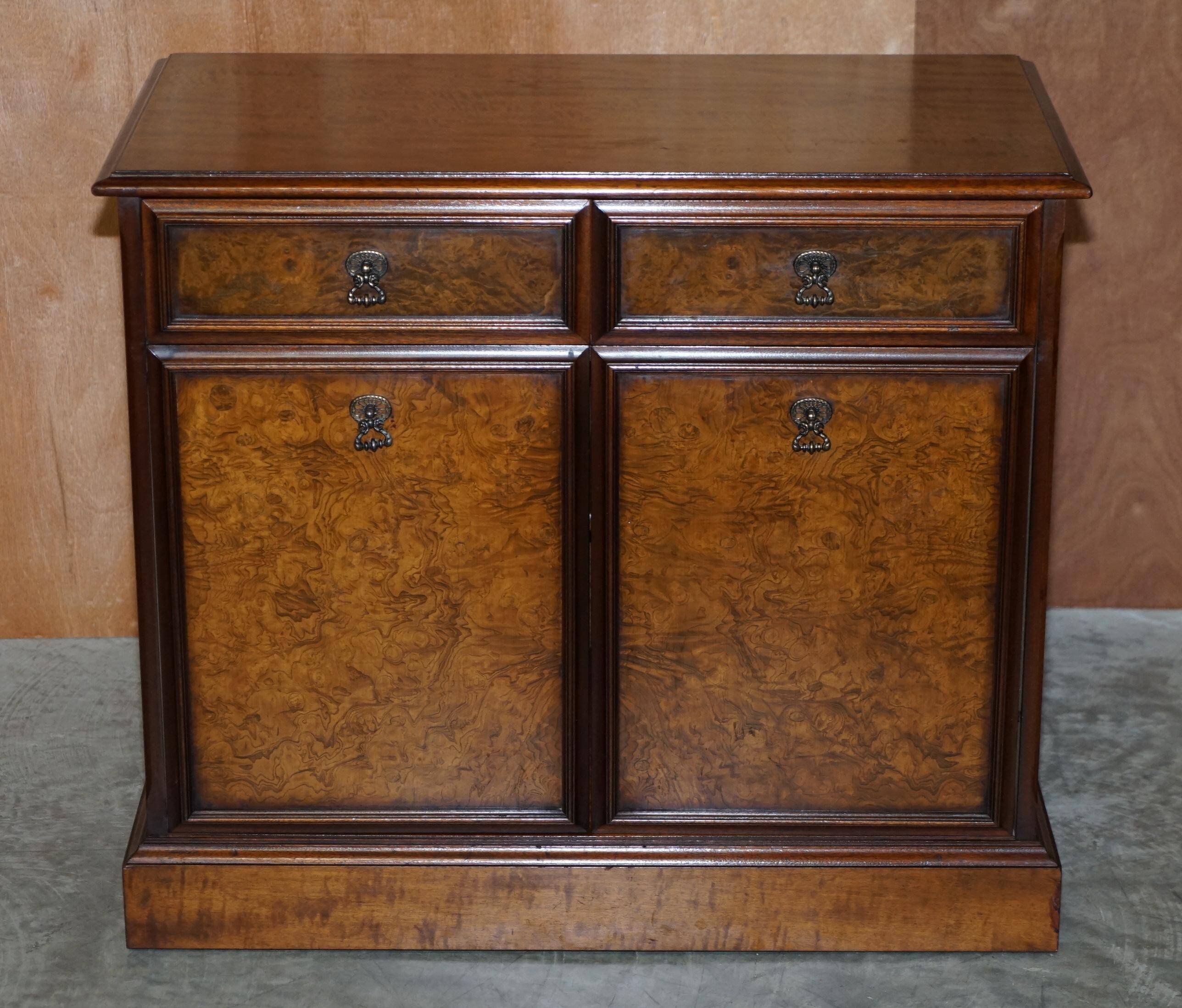 Buffet en noyer burr et quarter cut avec deux tiroirs et base d'armoire