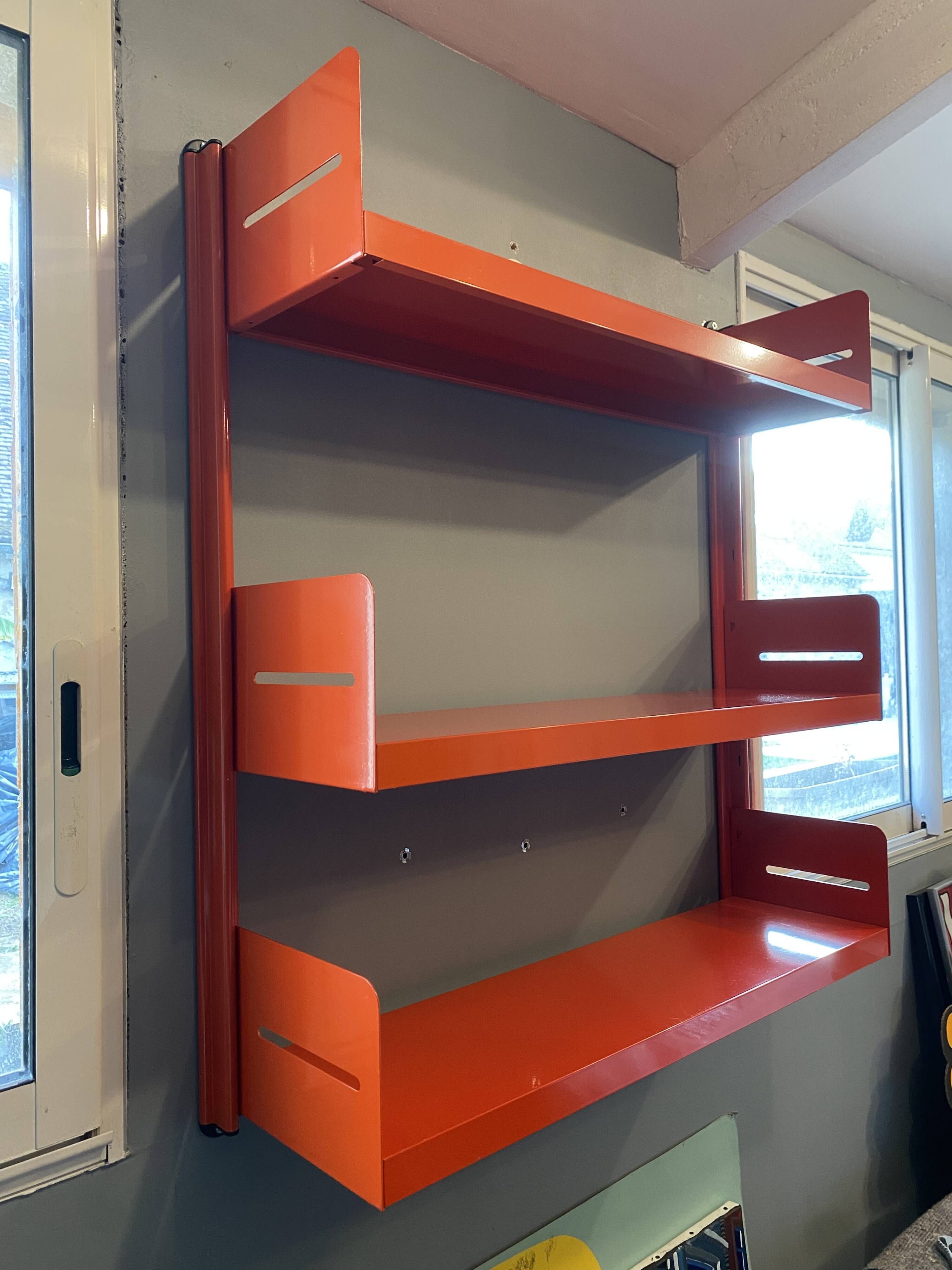 Modular red metal wall shelf in Congresso Lips Vago style.