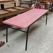 Table de réfectoire en formica rose et metal 1960