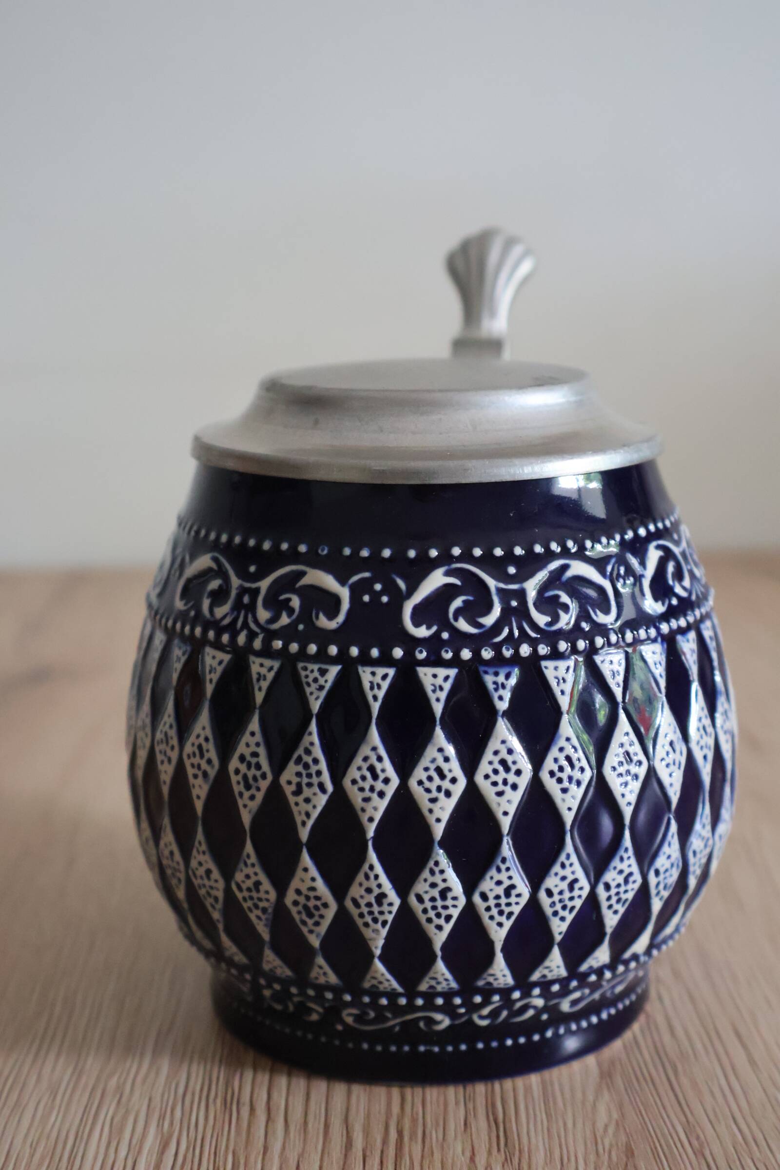 Beer mug with tin lid