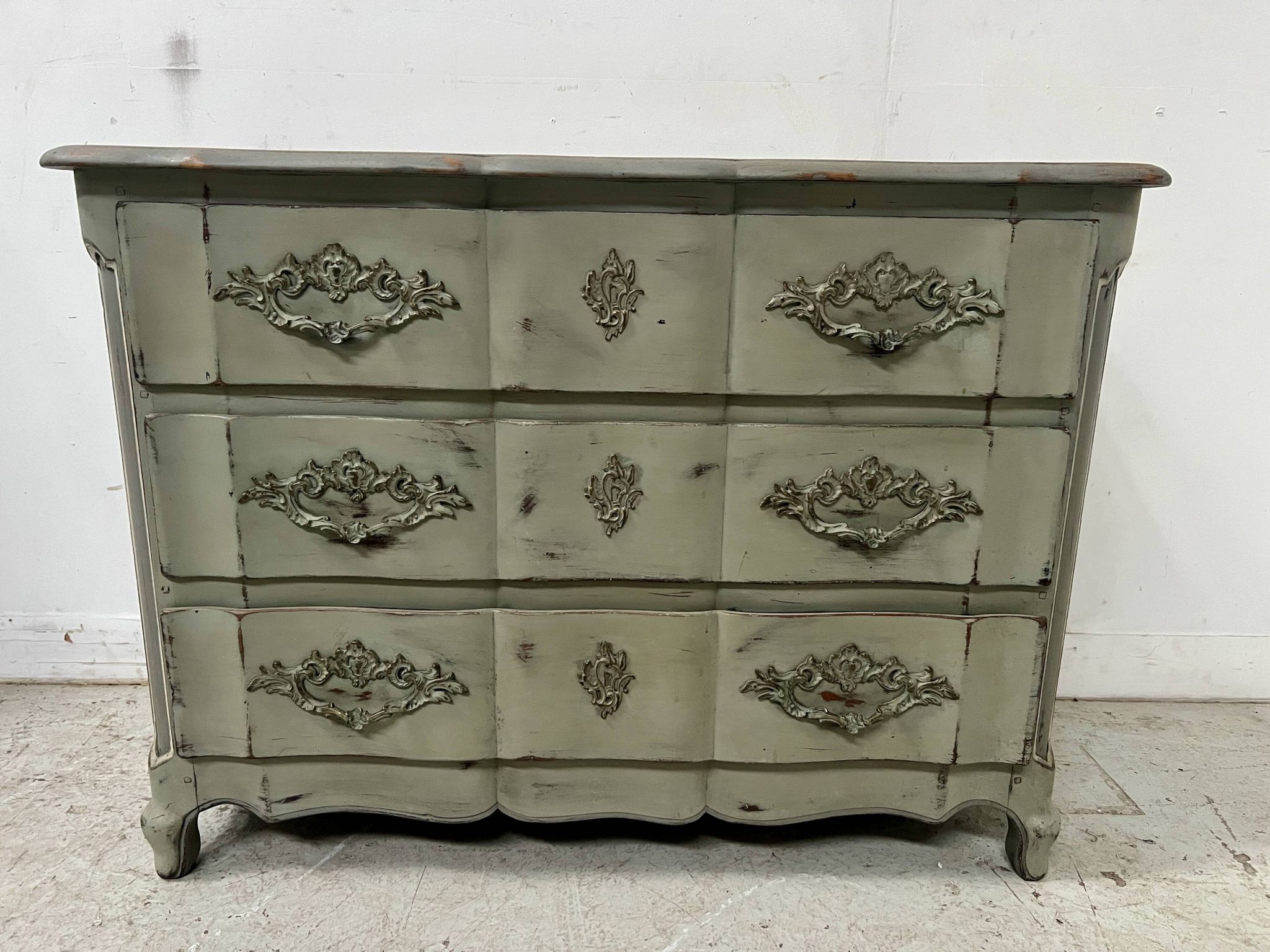 Commode arbalète de style Louis XV en chêne patiné XX siècle