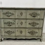 Commode arbalète de style Louis XV en chêne patiné XX siècle