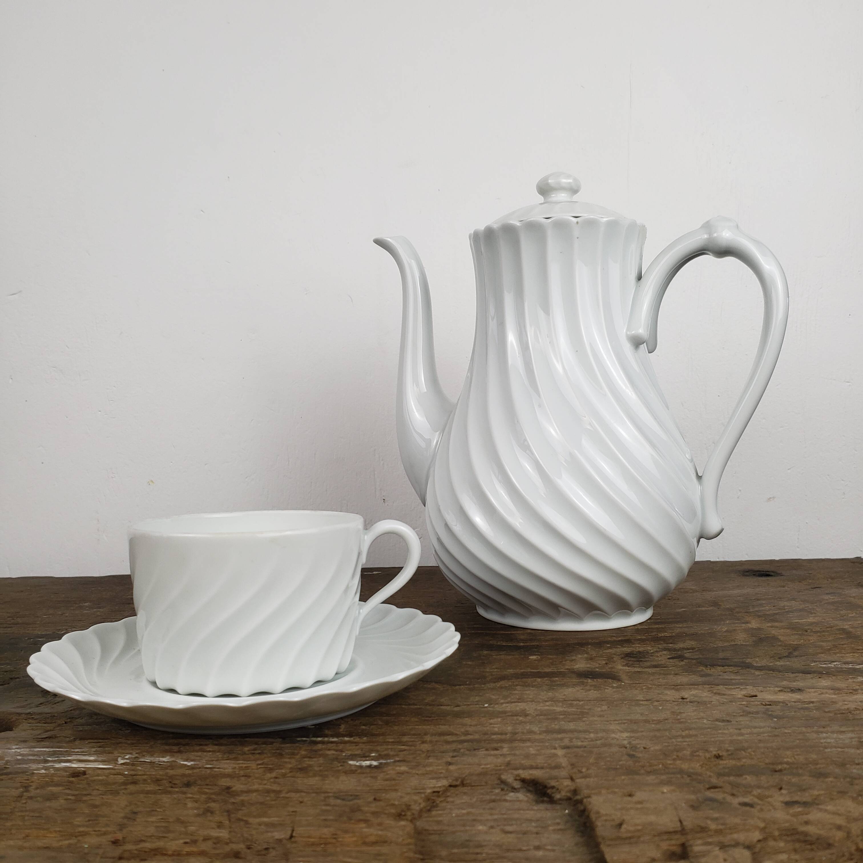 Limoges porcelain tea service, Haviland house, Cote Torse model