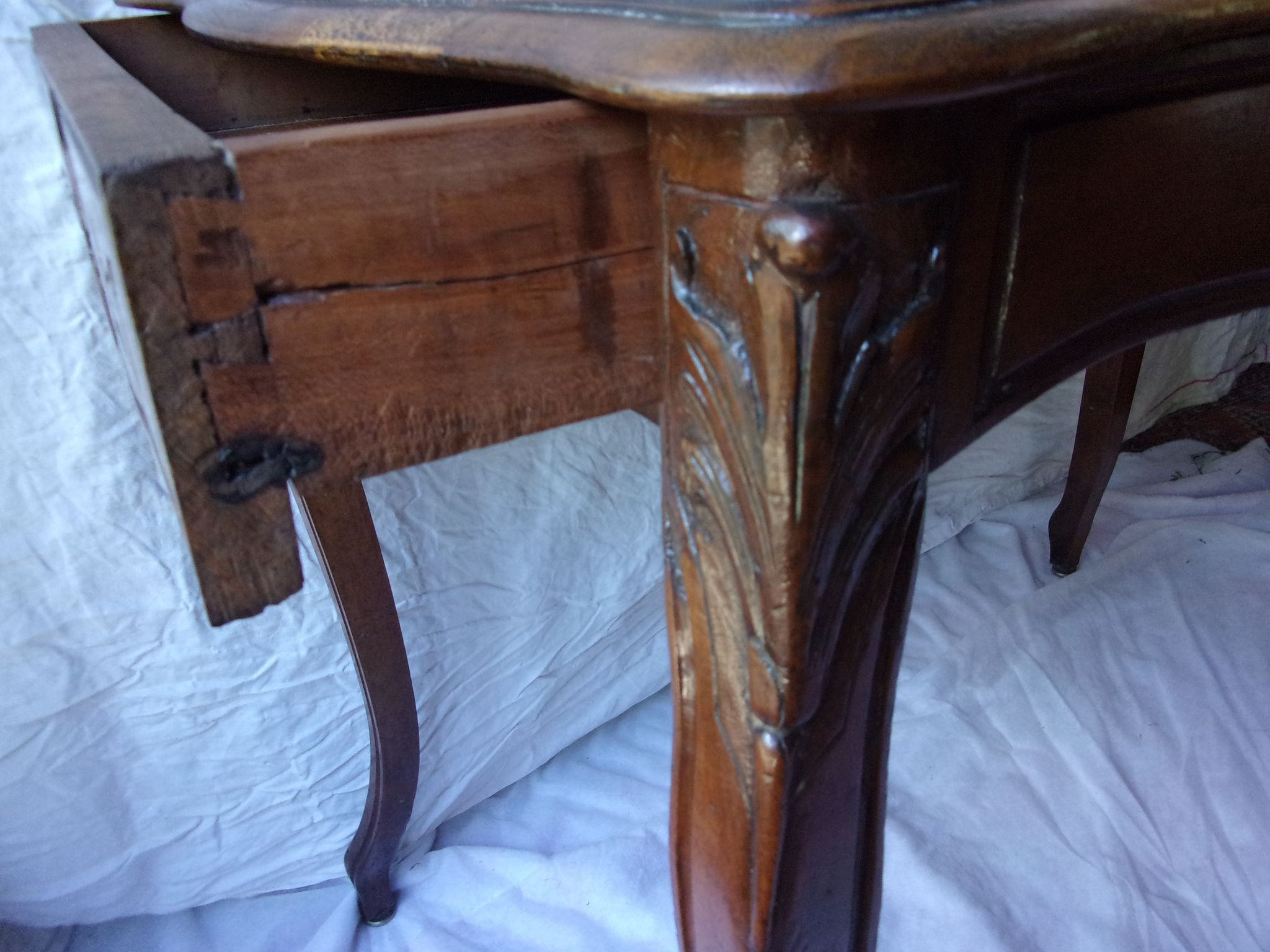 Bureau de cabaret Louis XV avec 2 chaises paillées