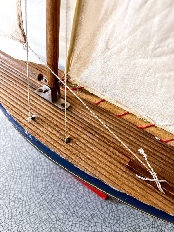 Voilier de bassin en bois navigable, Tirot 401, jouet ancien