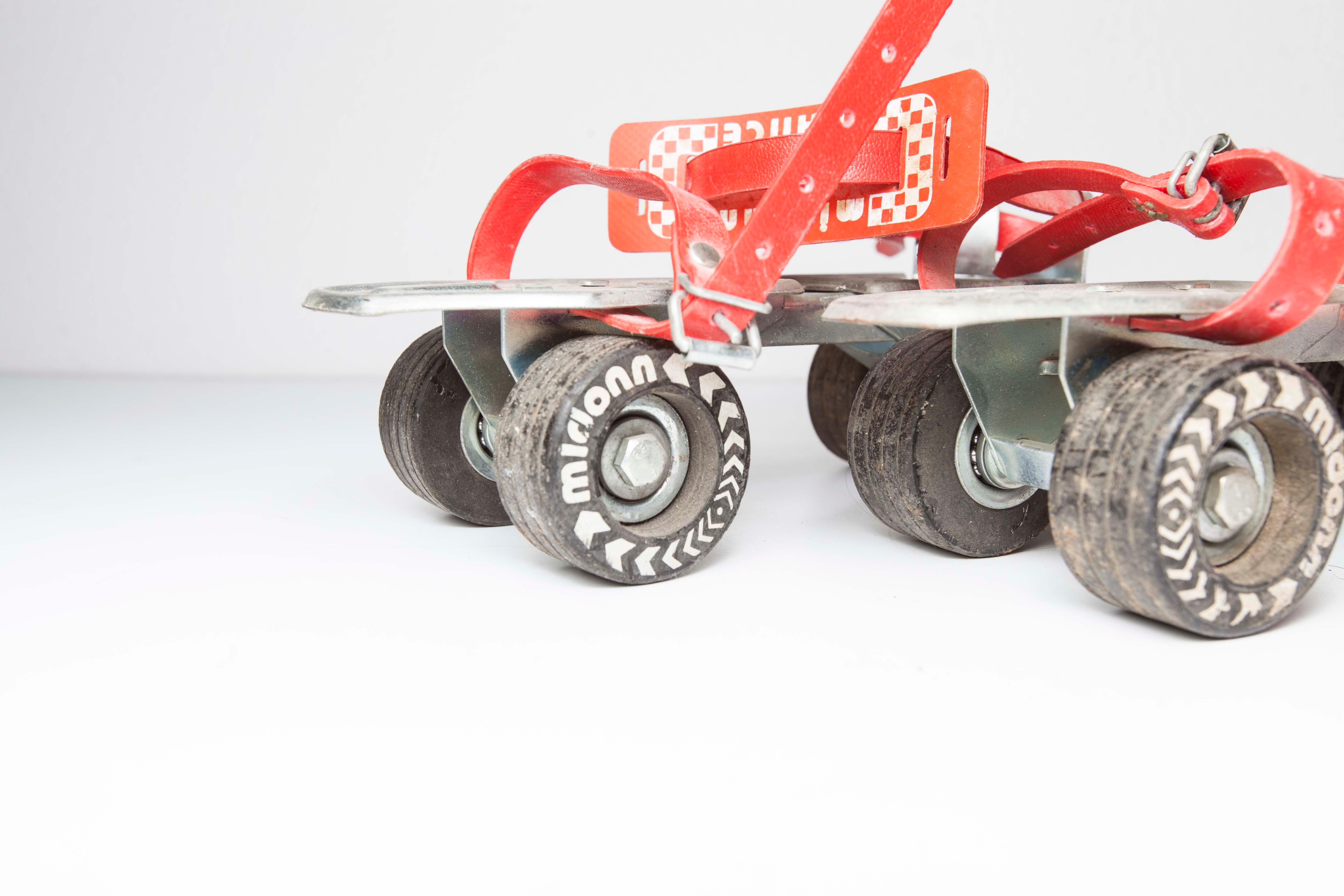 Midonn 70s roller skate pair