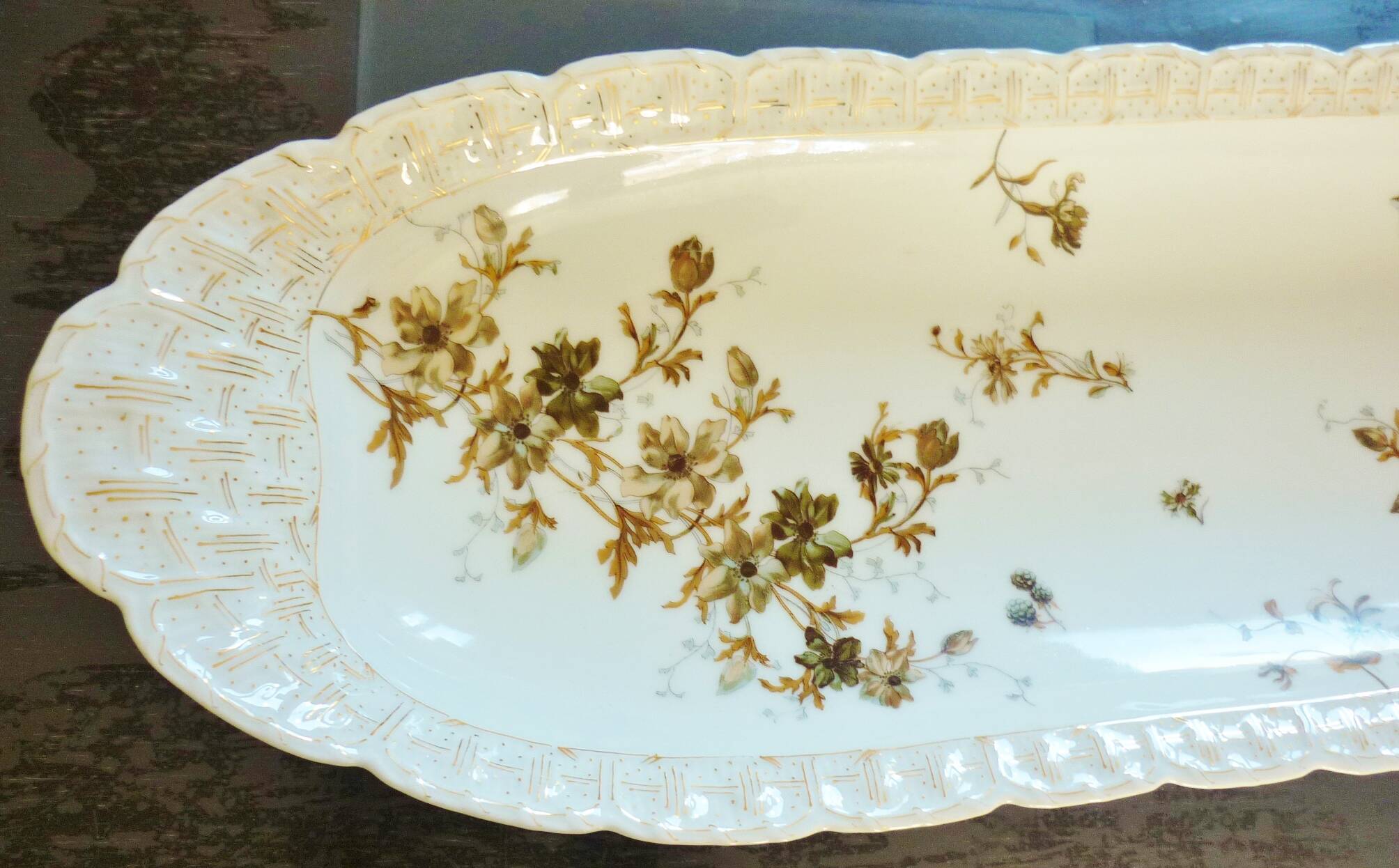 Long fish and meat dish, 19th century, Haviland Limoges porcelain, 66cm