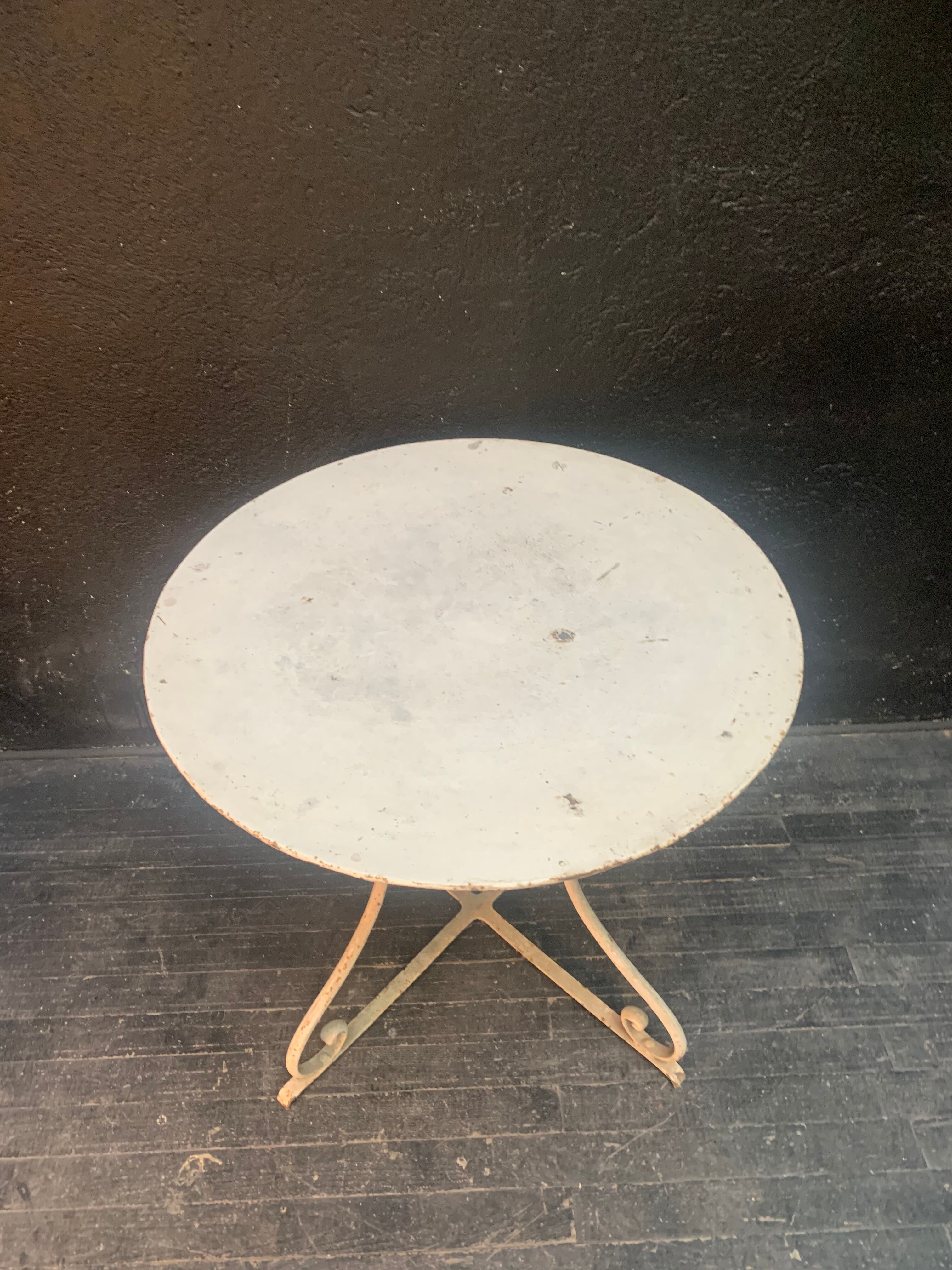 Table de jardin en métal