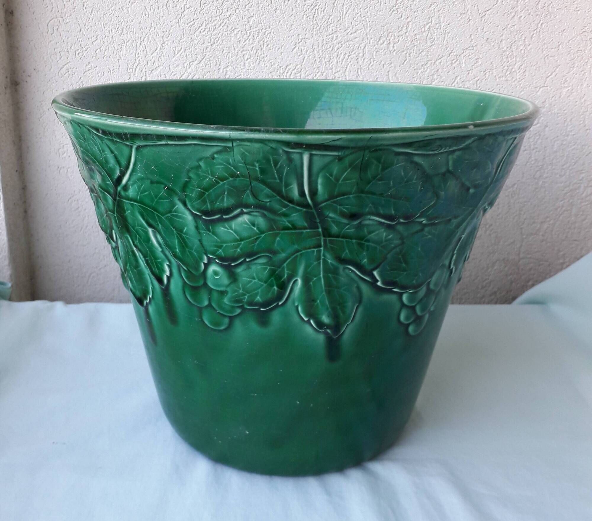 Green ceramic cache-pot